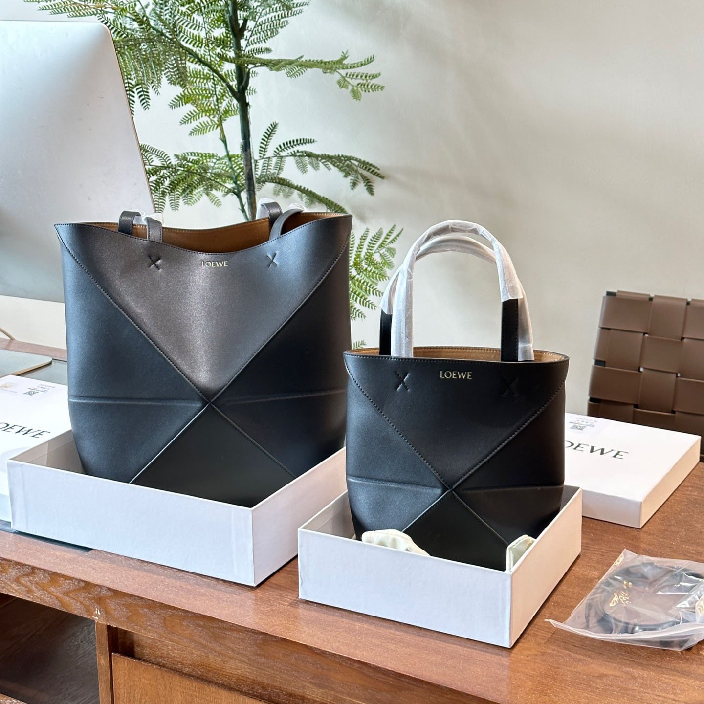 03fcfcf3c6abd7bc697ce2bbfab3fa16-1.jpeg Puzzle Fold tote in shiny calfskin - Image 1