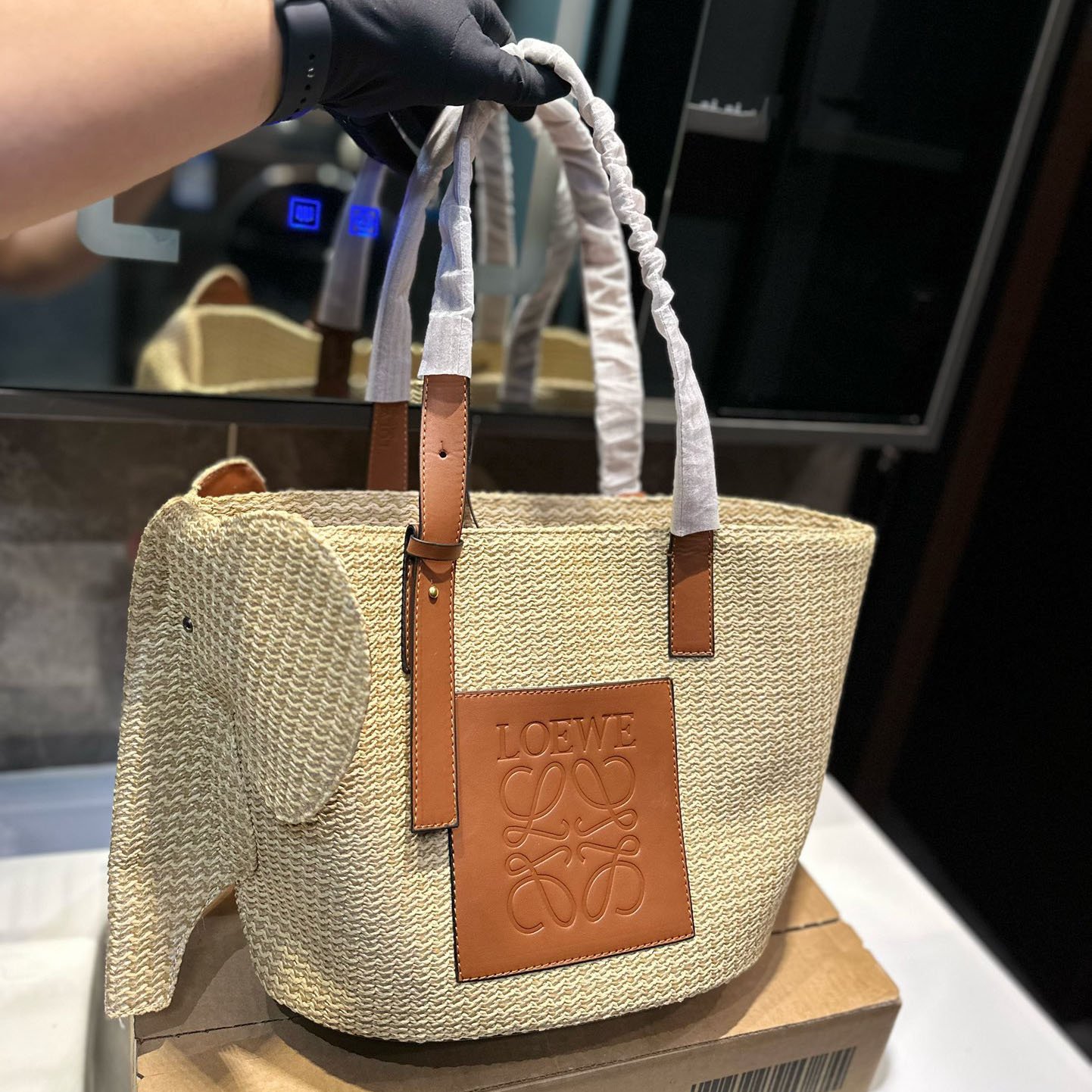 80ec3459d688422e79b3072507b8ddfb-1.jpeg Elephant basket in raffia and calfskin - Image 1