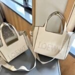 Font tote in raffia