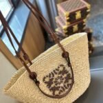 Anagram Basket bag in iraca palm and calfskin