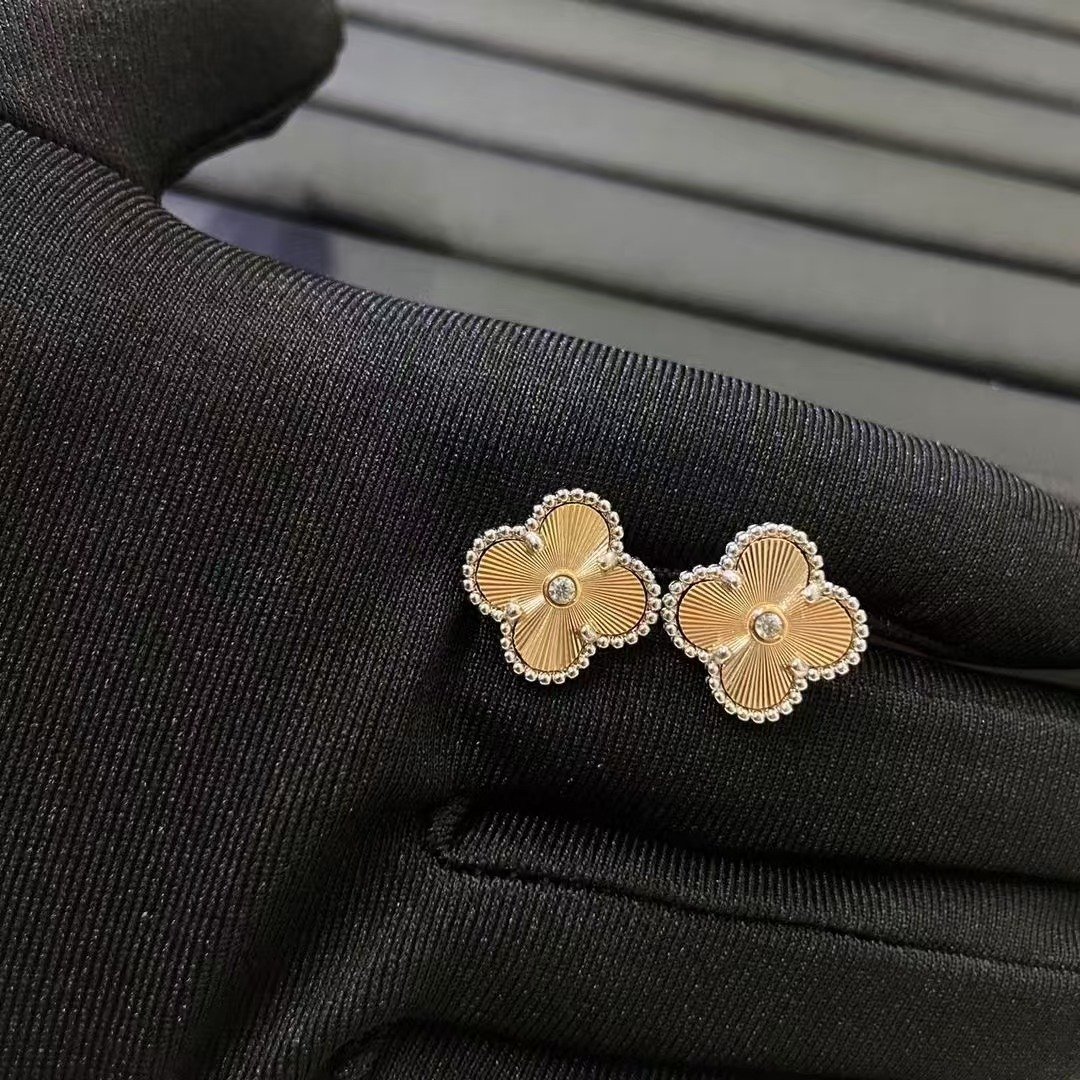 aad03983c58fee970e3dcf7418a75840-1.jpeg Magic Alhambra earrings - Image 1
