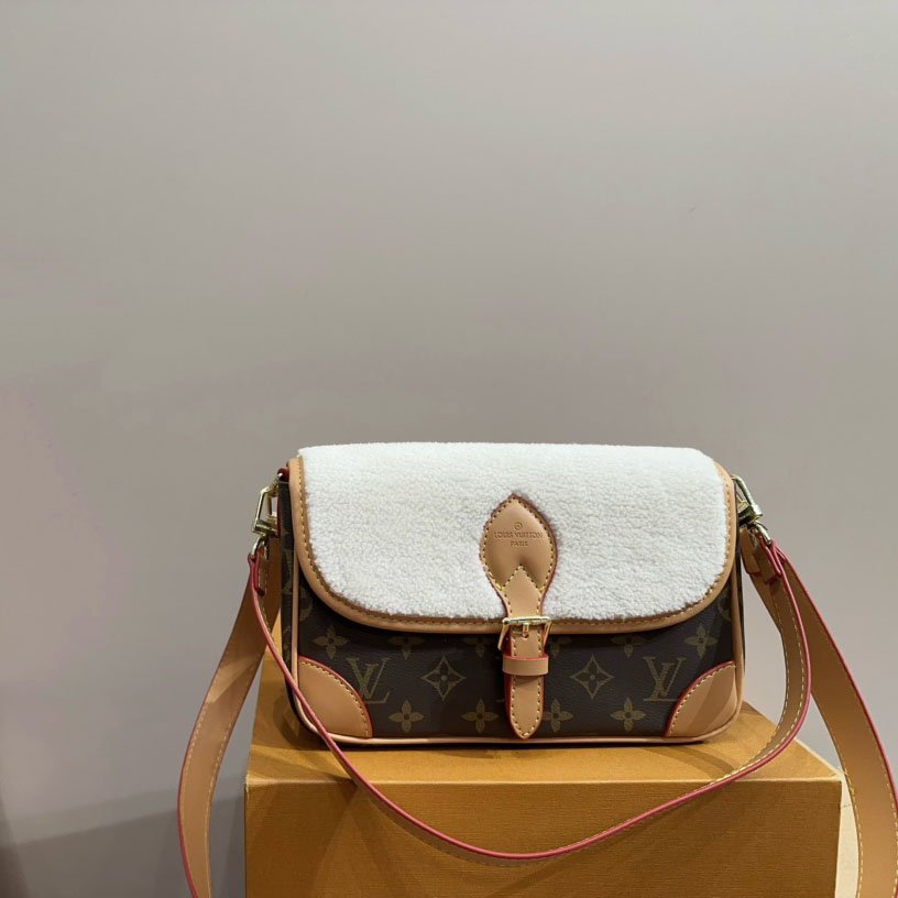 b95089fde712ab560d3c5a095b121b55-1.jpeg Canvas Shearling Cozygram Diane Shoulder Bag - Image 1