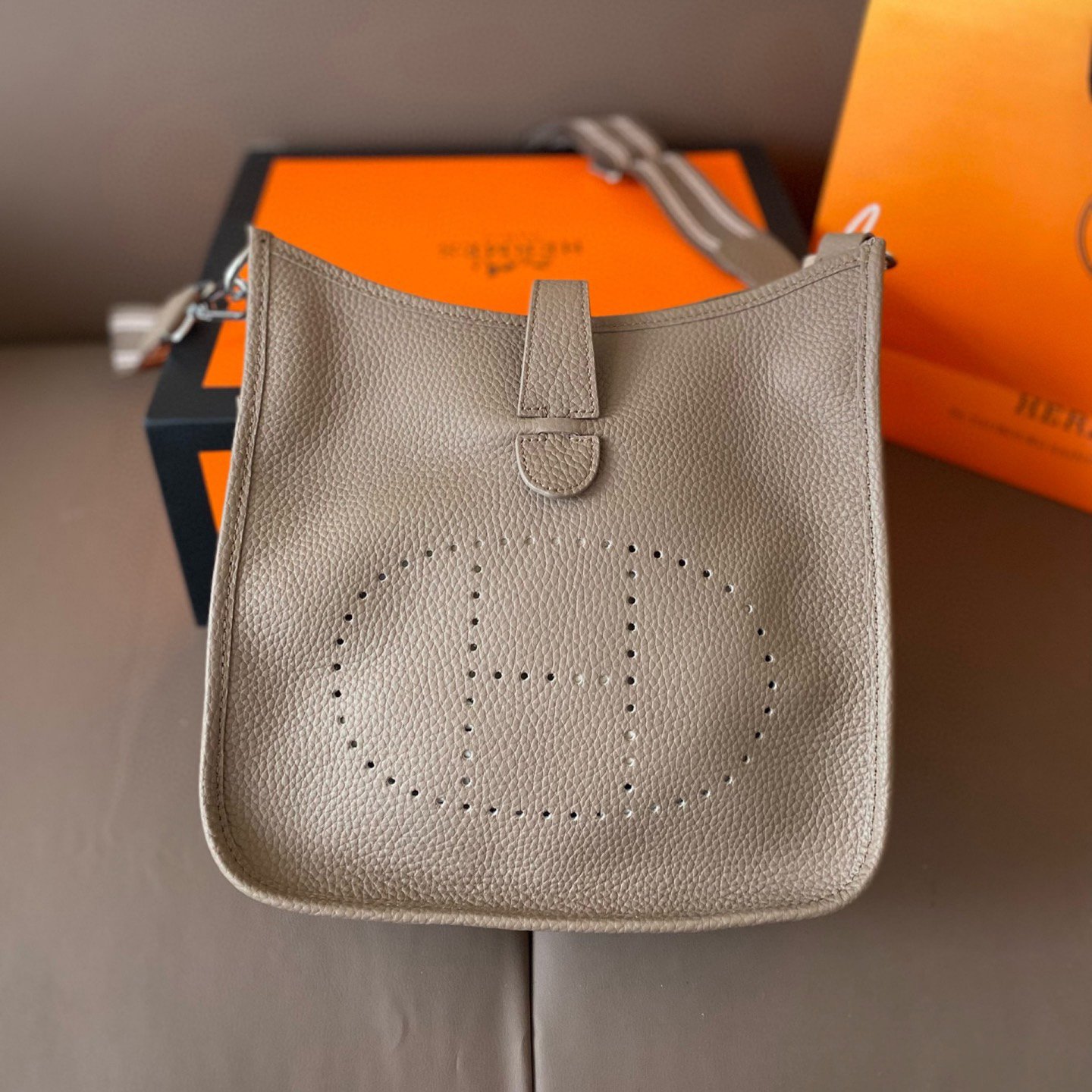 e777f1ae298c13003a6383340c912c8b.jpeg Evelyne 25 bag - Image 1