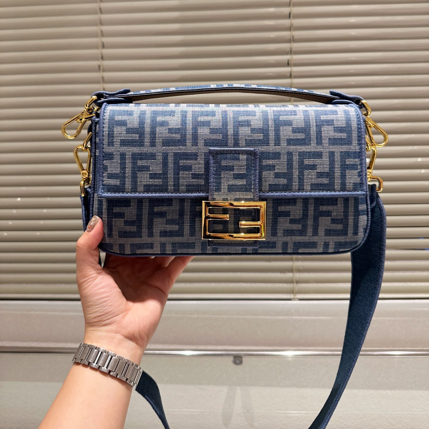 f766dc8e51c106b72f59ec3e6a4f9d72.jpeg Baguette Medium - Image 1